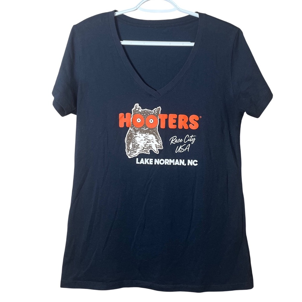 Hooters Race City USA Lake Norman NC VNeck Graphic Tee Black Medium Y2K Souvenir